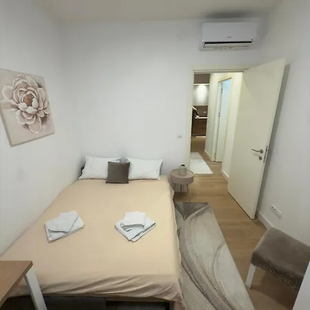 Waterfront River & View דירה